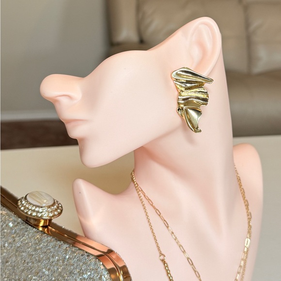 ⚜️ Bold Gold Statement Earrings - Picture 3 of 9